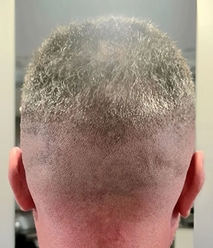 Coiffure cheveux rasés sur les côtés