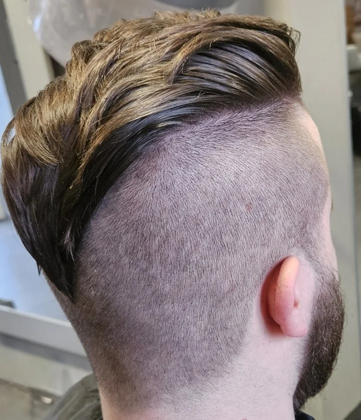 Coiffure cheveux rasés sur les côtés